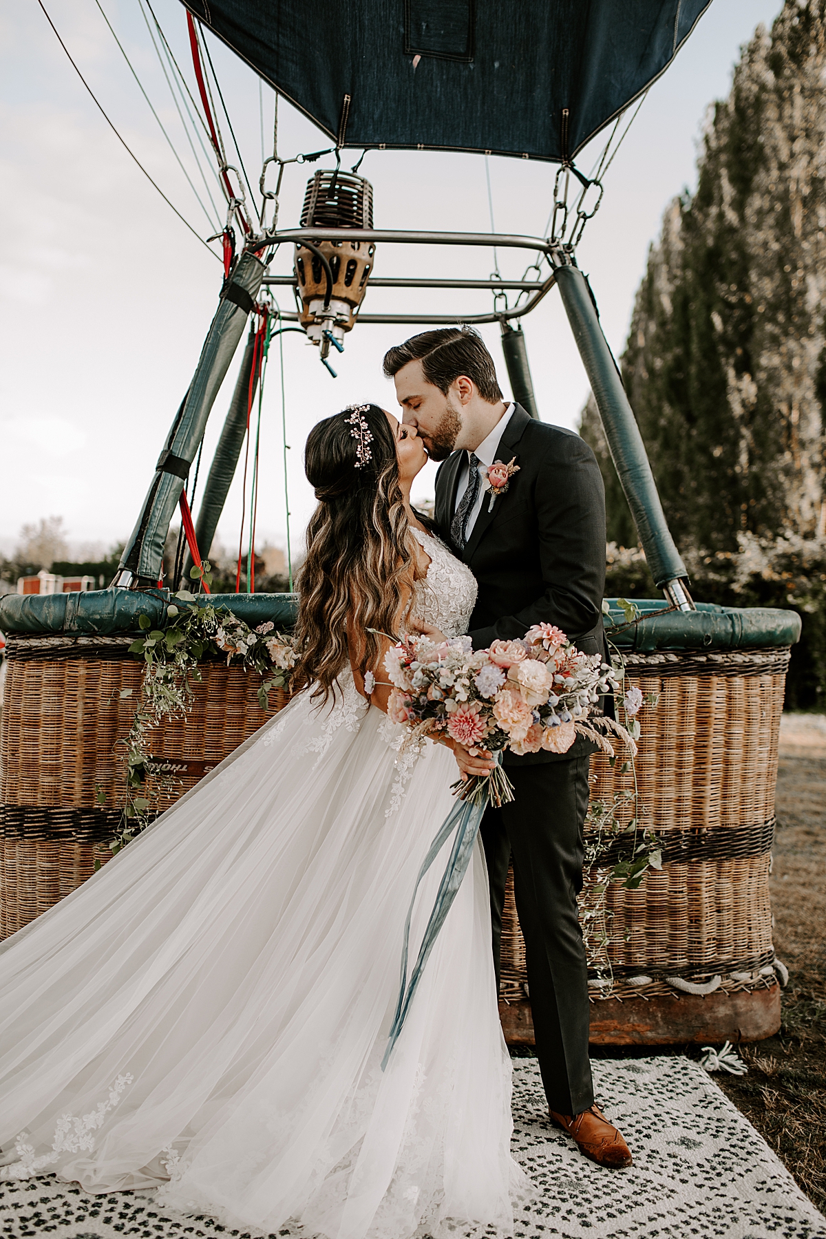 seattle bride, seattle bride magazine, seattle bride inspiration, wedding photographer, hot air balloon, hot air balloon wedding