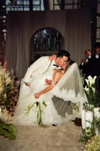 Helen and Tung kiss in the middle of the opulent aisle in their wedding day at Fairmont Olympic