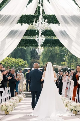 Ceremony design for Tania and James, Venue: @coyotehillsgcevents, Florals: @kateflowersla, Photography: @tinphotography