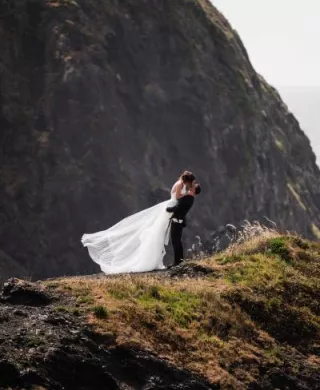 Olivia and Bryan kiss on the coast of Oregon 
