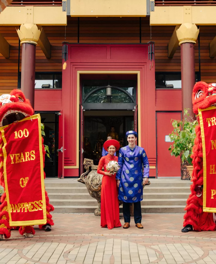 Chonhanh and Nicholas pose in front of the Chua Phat An for their vibrant Le Cuoi