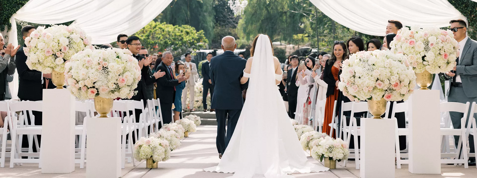 Ceremony design for Tania and James, Venue: @coyotehillsgcevents, Florals: @kateflowersla, Photography: @tinphotography