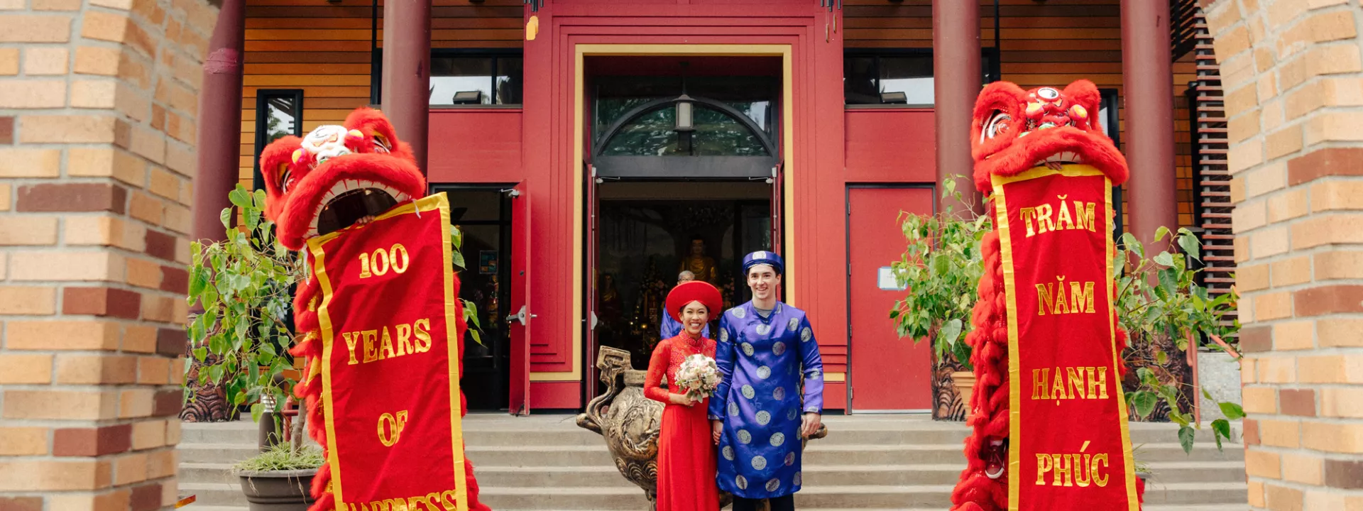 Chonhanh and Nicholas pose in front of the Chua Phat An for their vibrant Le Cuoi