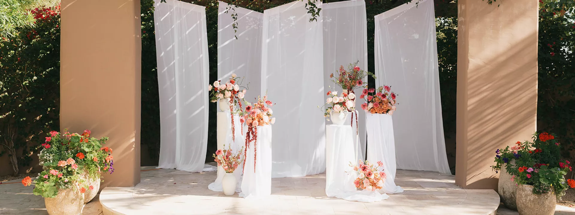 Mauve toned florals decorate modern altarspace at Hermosa Inn