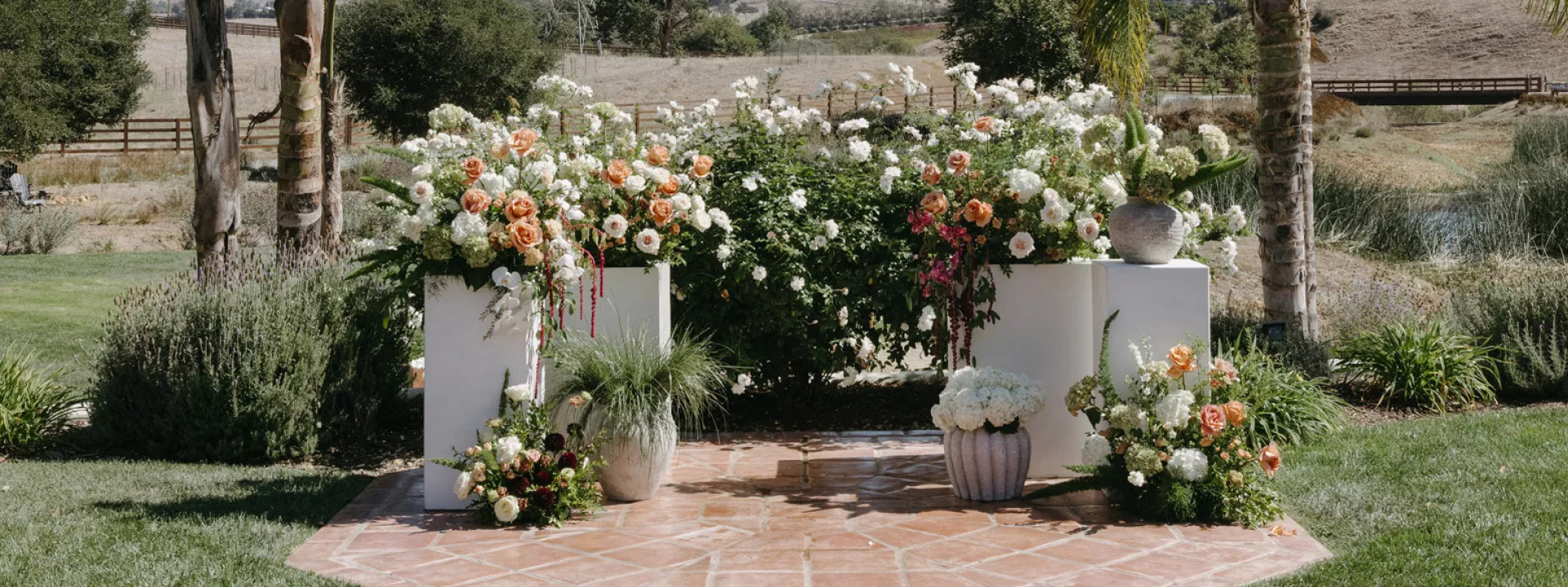Lush floral altar space at La Lomita Ranch