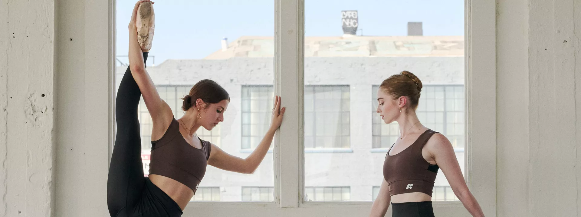 Ballerinas pose in the Forme posture correcting workout set