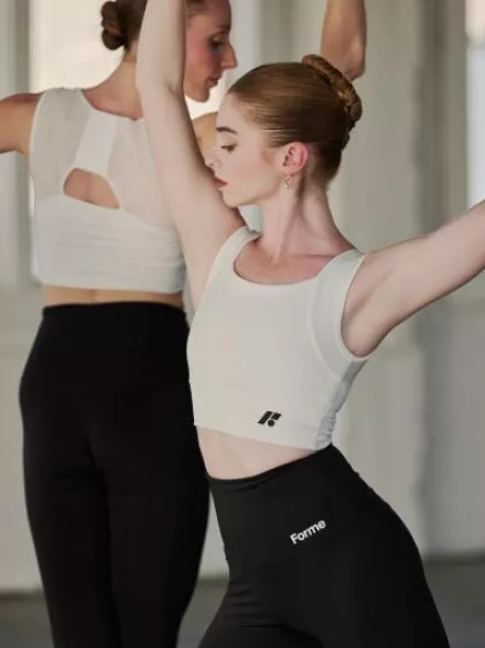 Ballerinas pose in the Forme posture correcting workout set
