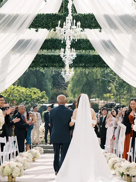 Ceremony design for Tania and James, Venue: @coyotehillsgcevents, Florals: @kateflowersla, Photography: @tinphotography